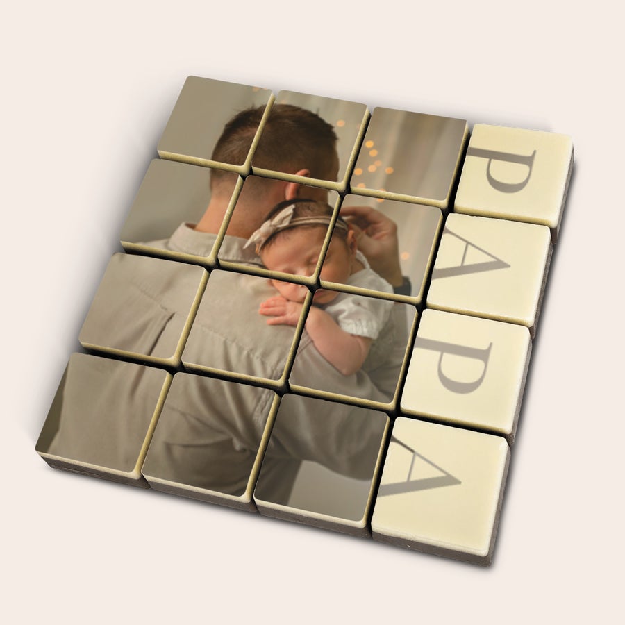 Foto en bloques de chocolate Chocolates personalizados con foto impresa de un padre y su bebé, junto a la palabra PÁPA.