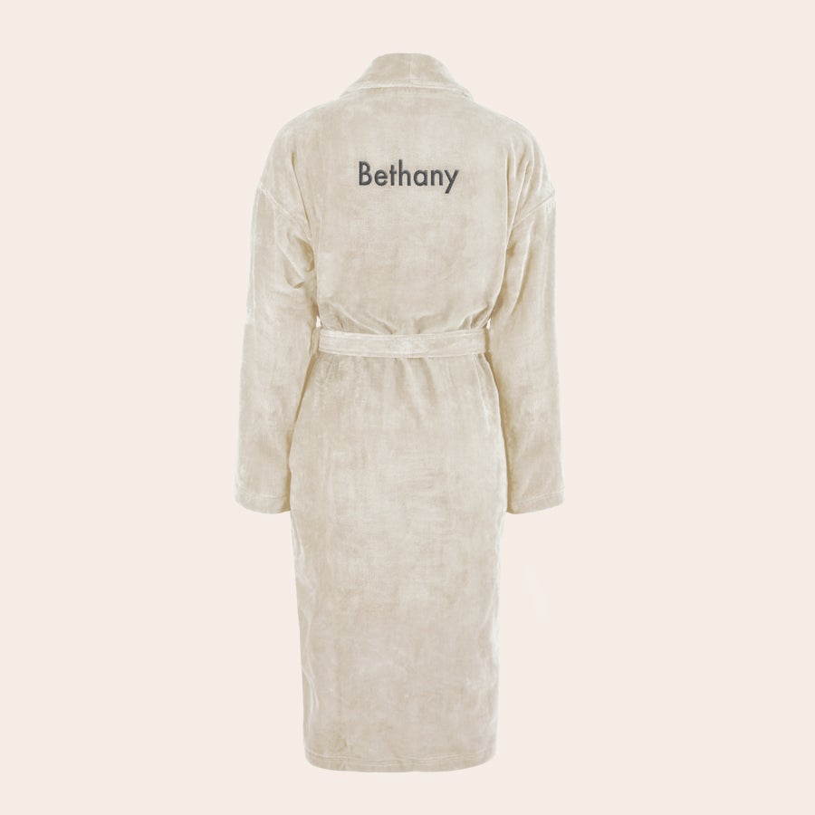 Albornoz - Mujer Albornoz para mujer color crema, personalizado con el nombre "Bethany" bordado en la espalda.