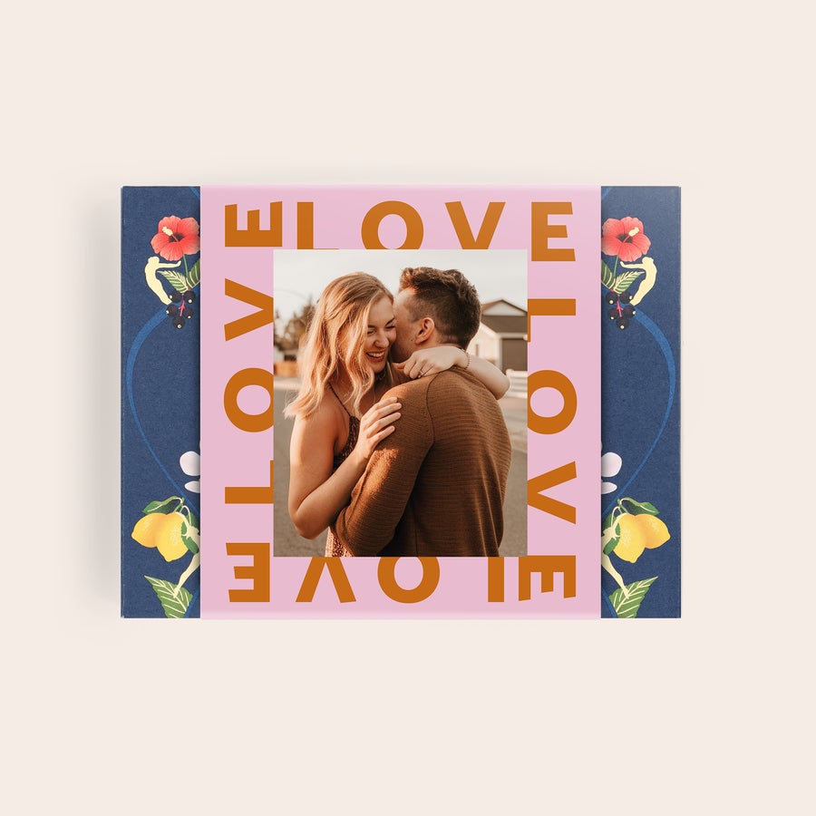 Personalizovaný čaj Pukka Personalizovaná krabička na čaj Pukka s fotkou páru a nápisem LOVE. Tvá vlastní čajová oáza už na tebe čeká.