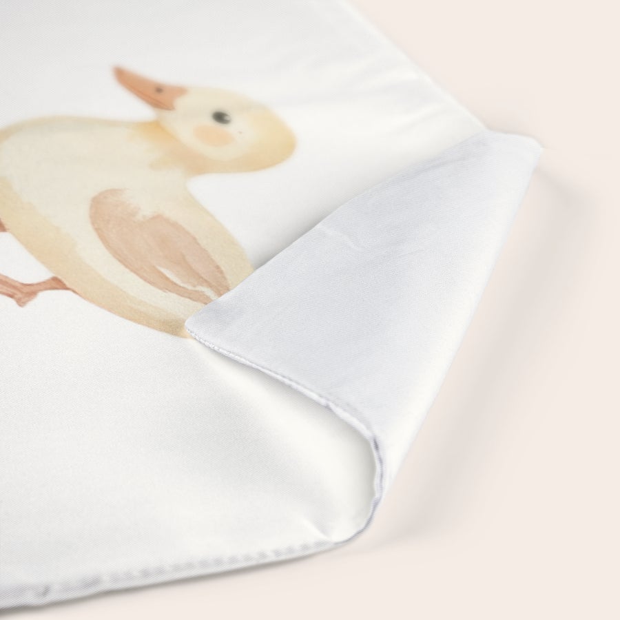 Kissen zur Geburt bedrucken - Weiß Babykissen mit Namensdruck und Geburtsdaten, bedruckt mit gelber Ente in neutralen Farben