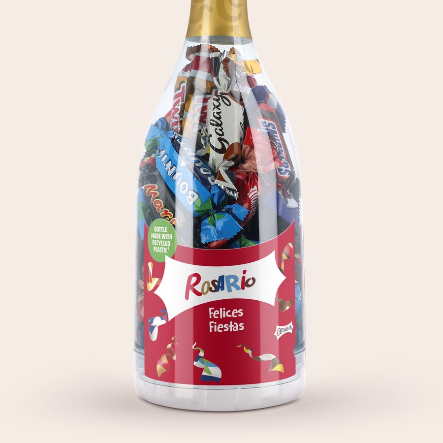 Chocolates Celebrations con nombre y foto Botella de champagne Celebrations llena de chocolates, con etiqueta personalizada "Rosario Felices Fiestas".