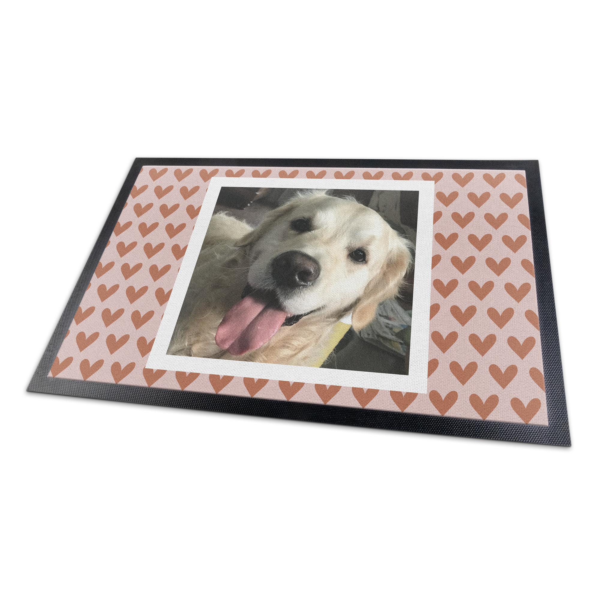 Verwelkom je gasten met een persoonlijke deurmat met een afgedrukte foto van een hond en patroon van hartjes.