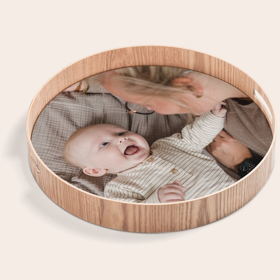 Rond dienblad bedrukken Rond dienblad met houten rand, gepersonaliseerd met een foto van een vrolijke baby die naar haar moeder kijkt.