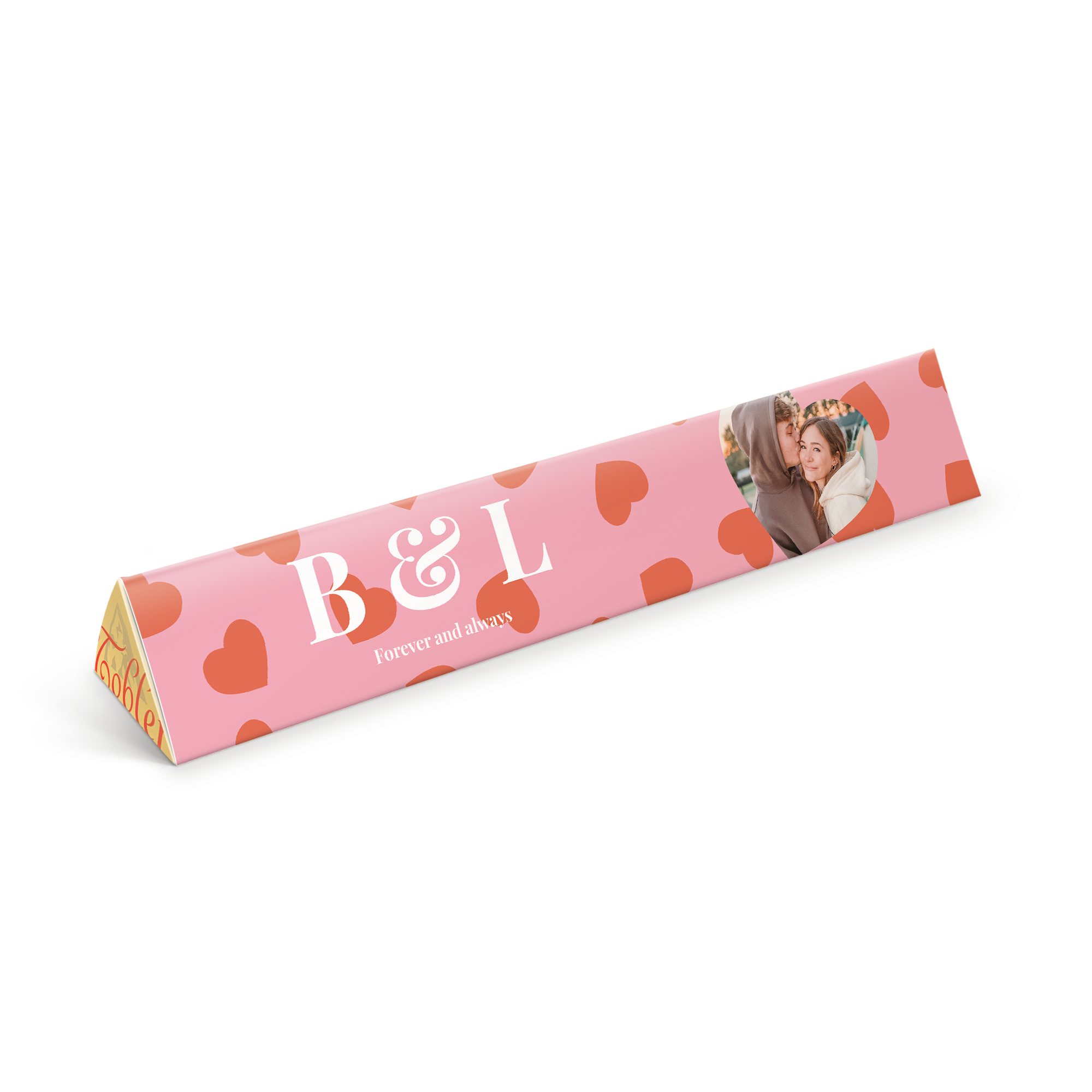Personalisierte Toblerone Schokolade mit pinker Verpackung, roten Herzen, dem Text B&L Forever and Always und einem Foto eines Paares