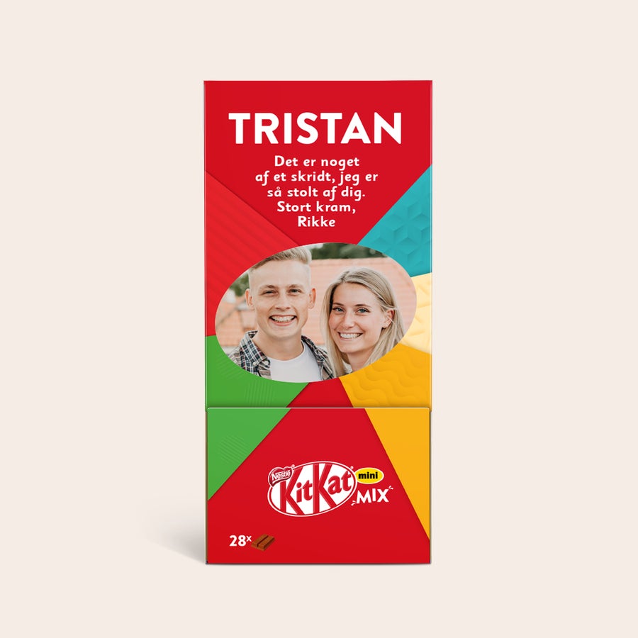Personaliseret KitKat Mini Mix-gaveæske Personaliseret KitKat Mini Mix chokoladeæske med trykt foto af to personer, navnet "TRISTAN" og personlig hilsen.