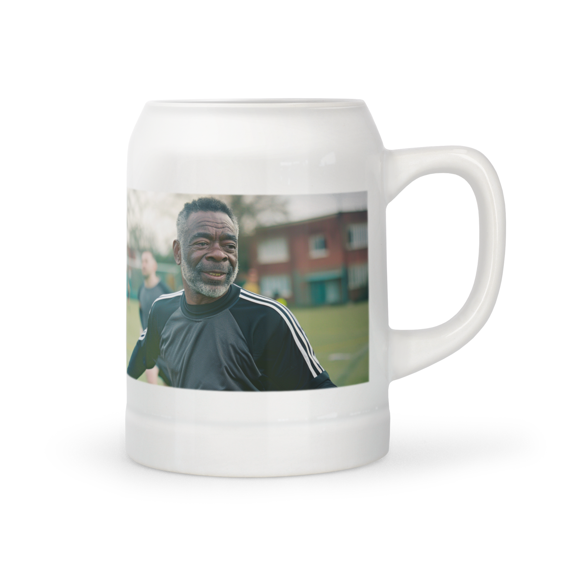 Bedrukte bierpul met een persoonlijke foto van een lachende man op een voetbalveld