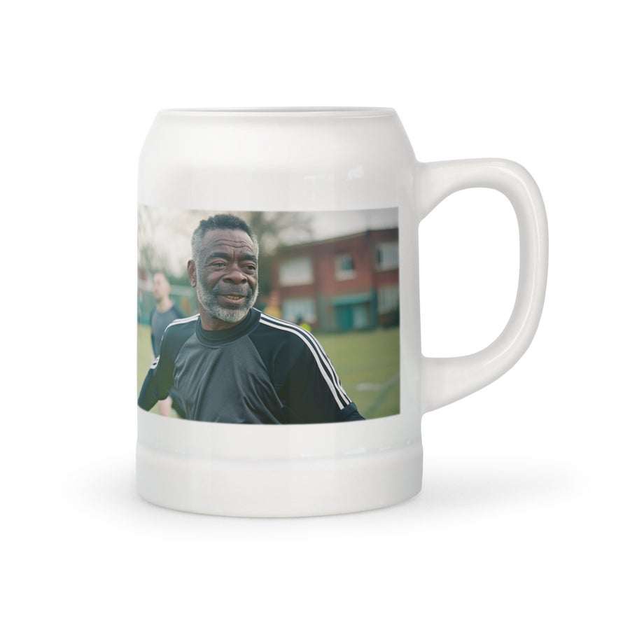 Jarra de cerveza personalizada Jarra de cerveza de cerámica blanca con foto impresa de un hombre sonriente, ideal como taza de cerveza personalizada.
