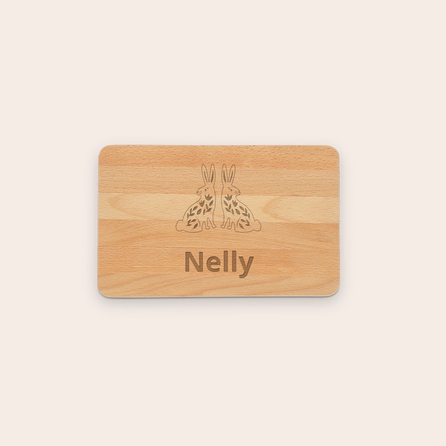 Frühstücksbrett mit Gravur Holzbrettchen mit zwei geätzten Hasen und dem Namen Nelly, ein tolles Holzbrettchen mit eigenem Namen.