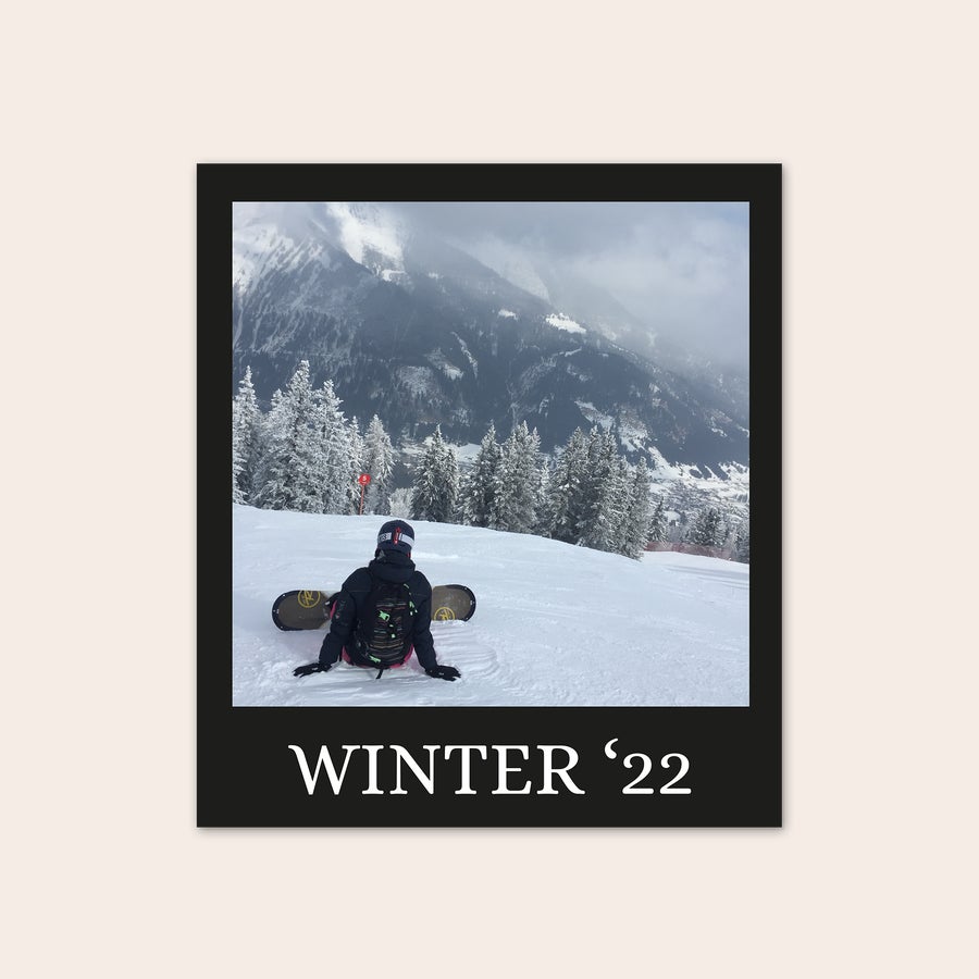 Fotos impressas: Retrô - Quadradas Foto de snowboard impressa em estilo retrô, personalizada com a imagem de um snowboarder na neve e texto 'WINTER '22'.
