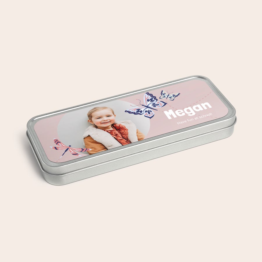 Estuche personalizado Estuche personalizado de estaño con foto de niña sonriente, el nombre Megan y mariposas impresos.