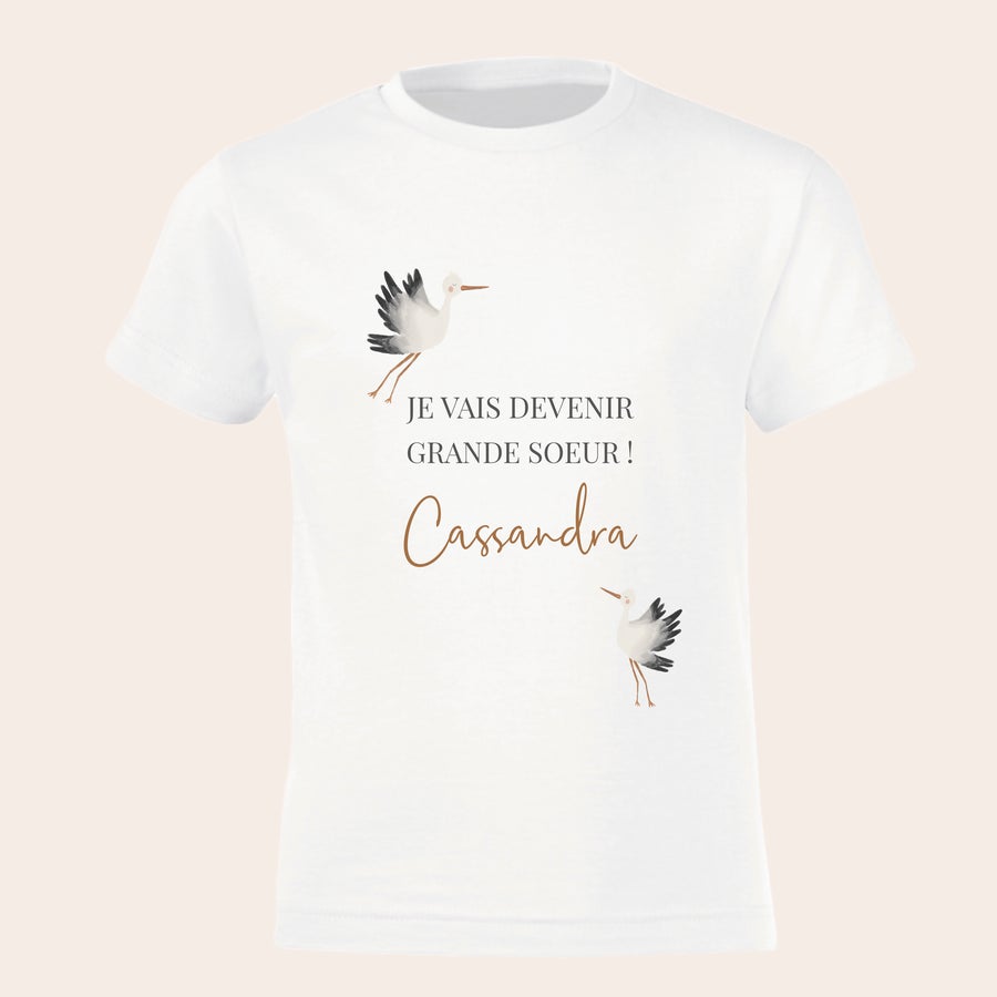 T - shirt annonce grossesse personnalisé - Grand frère / Grande soeur Tshirt imprimé blanc pour l'annonce de la deuxième grossesse, personnalisé avec "JE VAIS DEVENIR GRANDE SOEUR !" et le prénom "Cassandra"