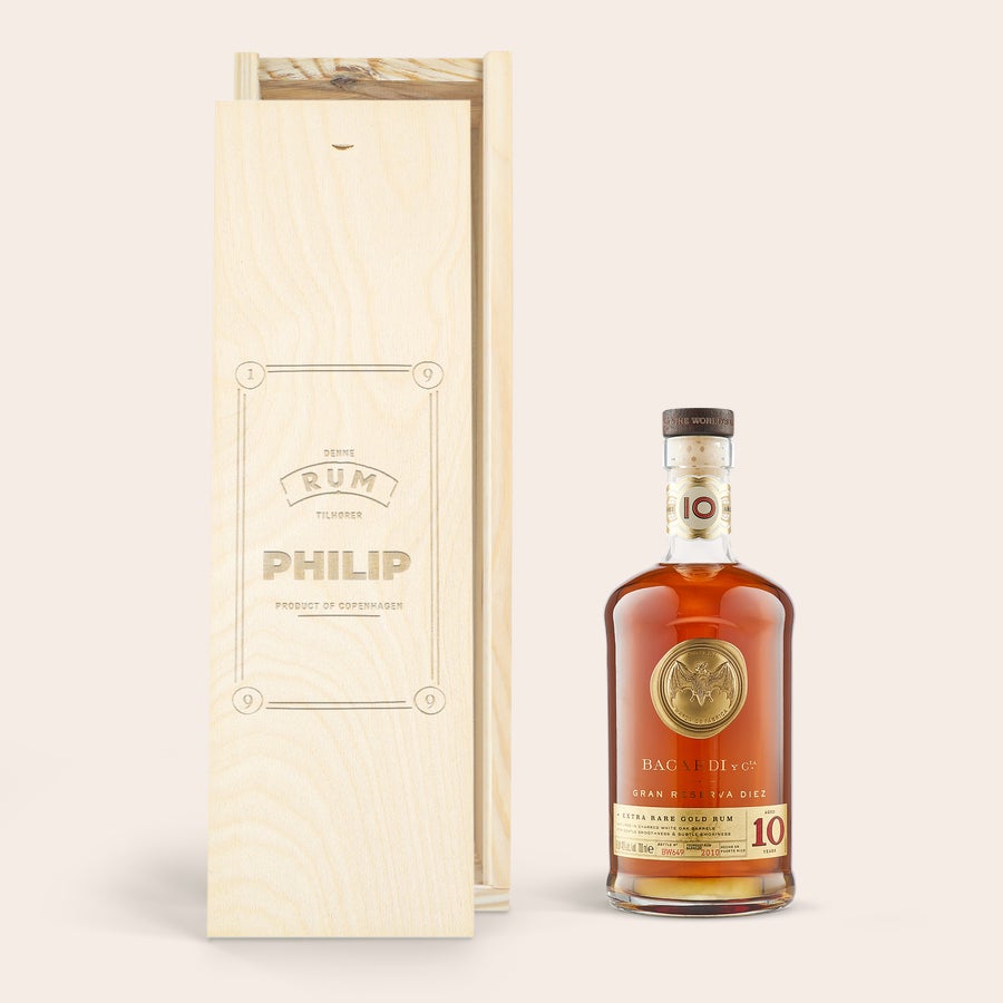 Bacardi Reserva Diez rom - Indgraveret trææske Bacardi Reserva Diez rom i en indgraveret trææske, personliggjort med navnet Philip.