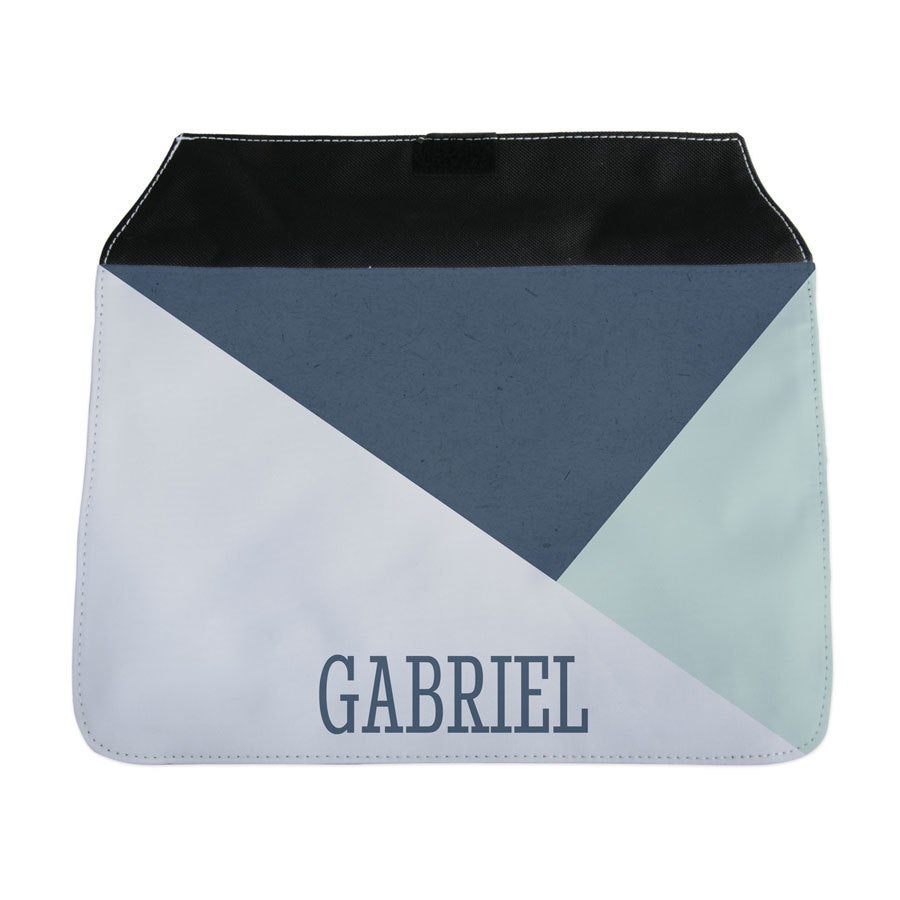 Ekstra deksel til personlig veske i blå og hvit farge, med navnet Gabriel trykt på.
