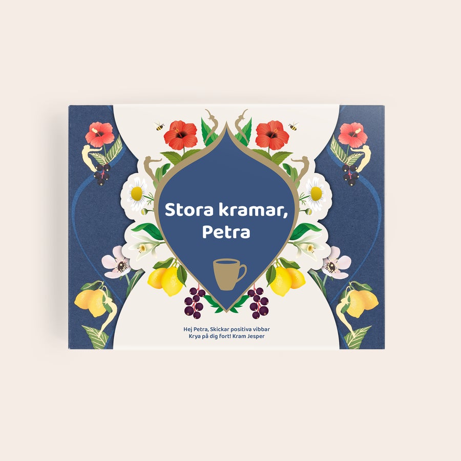 Personlig Pukka-te Personligt Pukka-teset i en låda med blommor, citroner, bär och "Stora kramar, Petra" tryckt på.