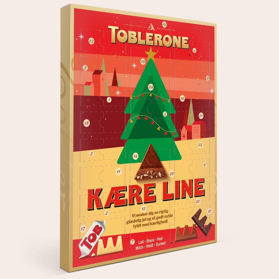 Chokolade julekalender med eget design - Toblerone Personlig Toblerone julekalender med rødt vinterlandskab og teksten "KÆRE LINE" trykt på.