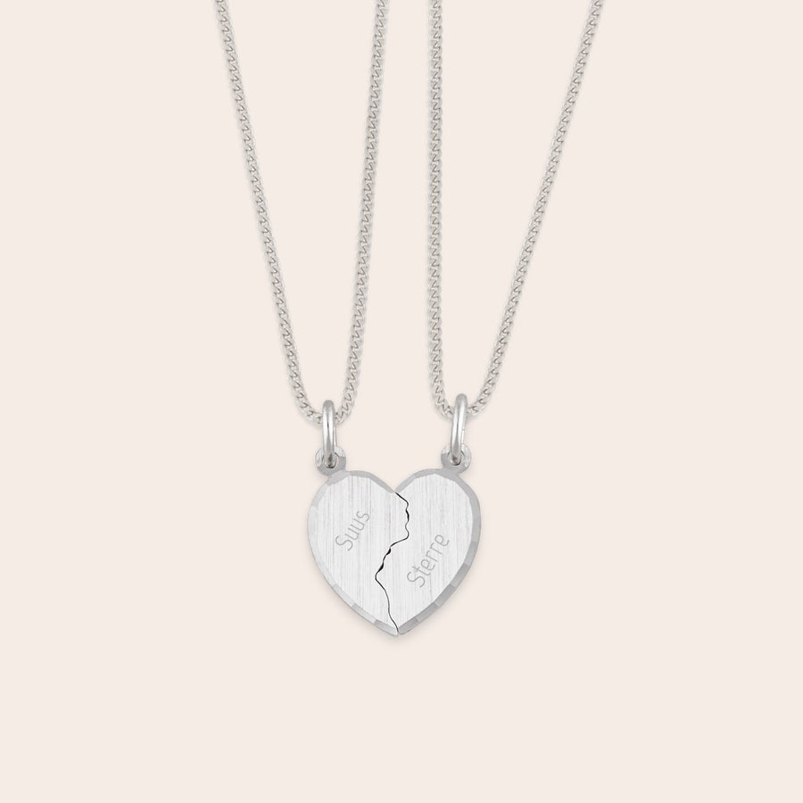 Gebroken hart ketting met naam Zilveren hartvormige hanger gegraveerd met "Suus" en "Sterre" om te delen met dierbaren