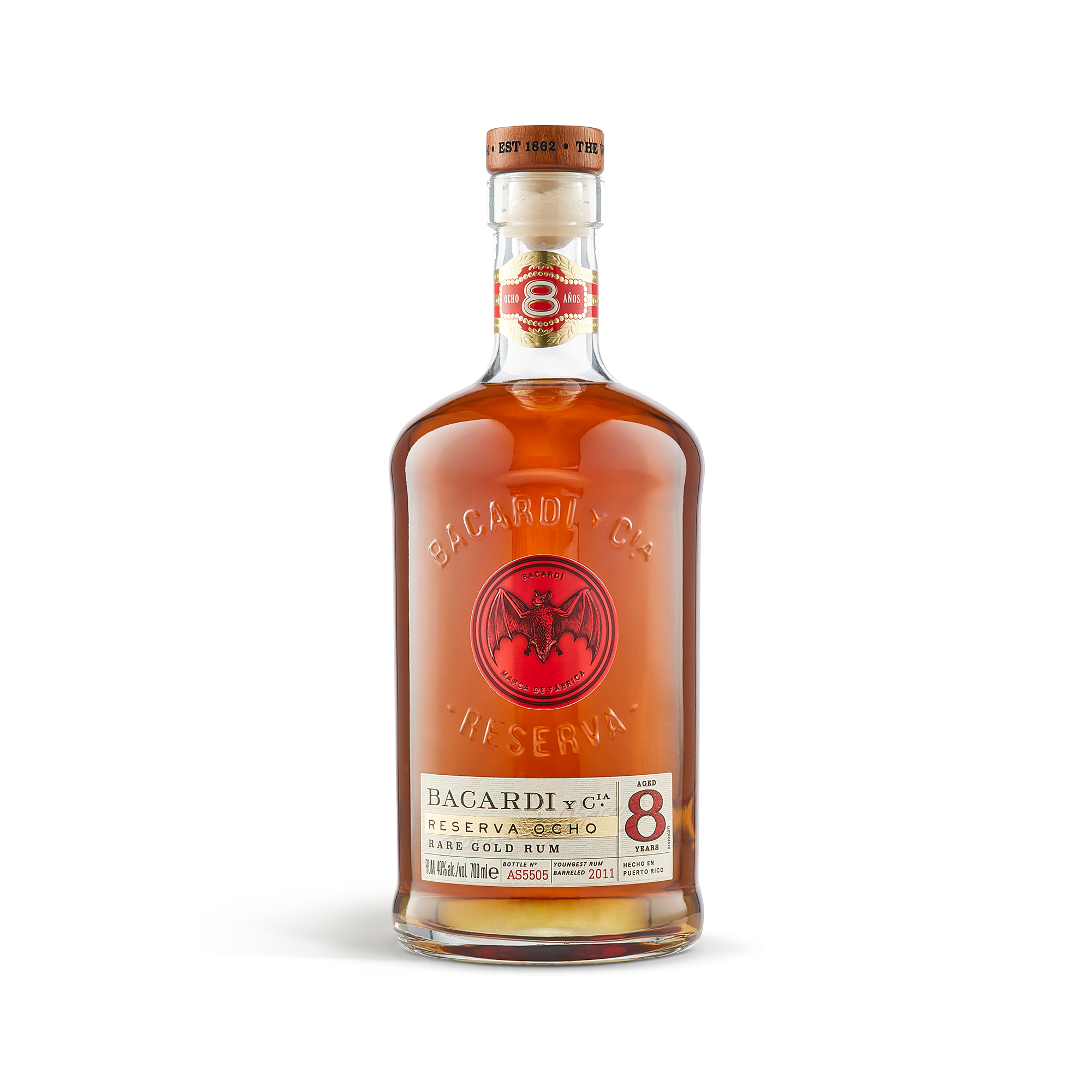 Eine Flasche Bacardi Reserva Ocho Rum in einer gravierten Kiste, personalisiert mit einem Namen oder Text