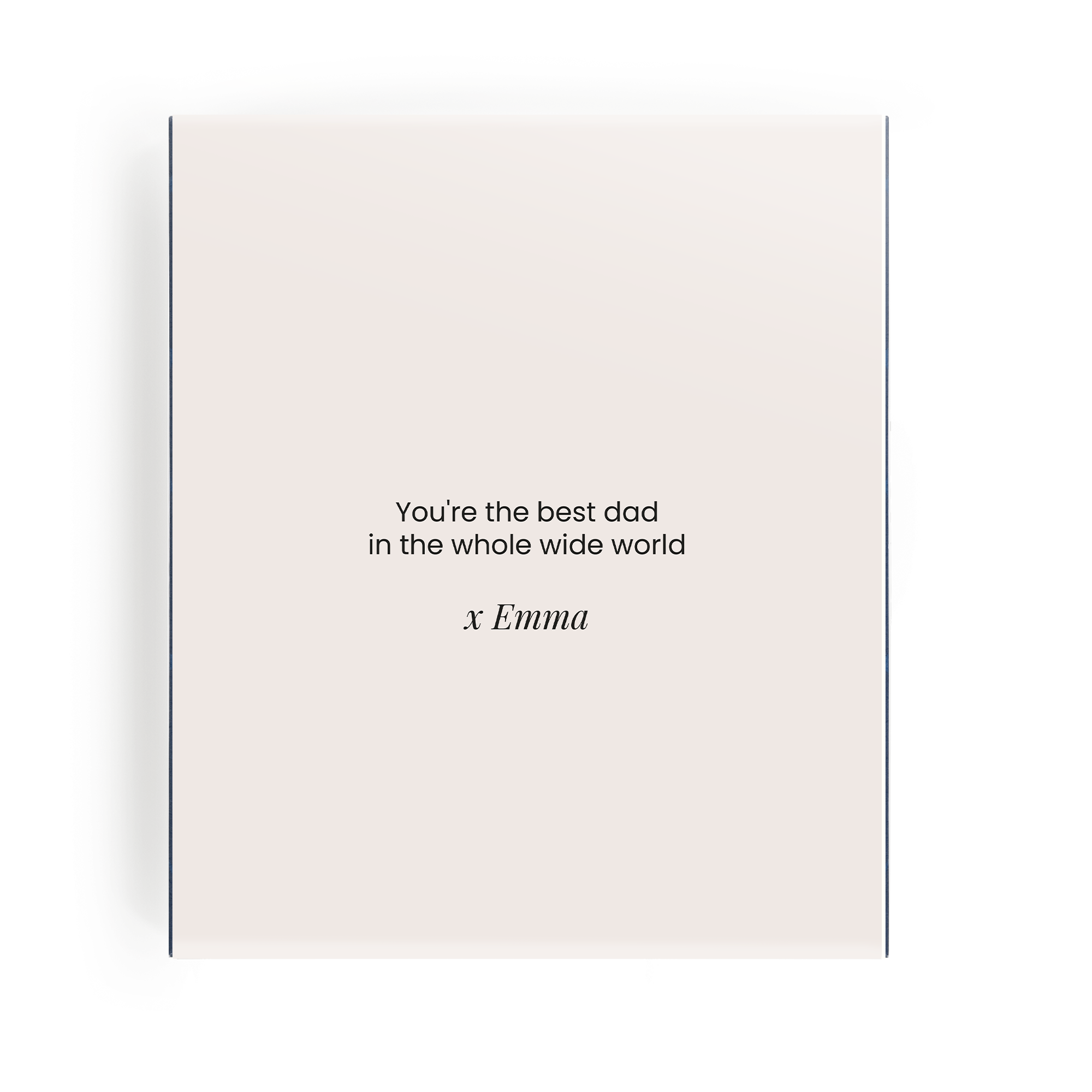 Vitt kort med texten "You're the best dad in the whole wide world x Emma" tryckt i svart, en del av din personliga te-upplevelse.