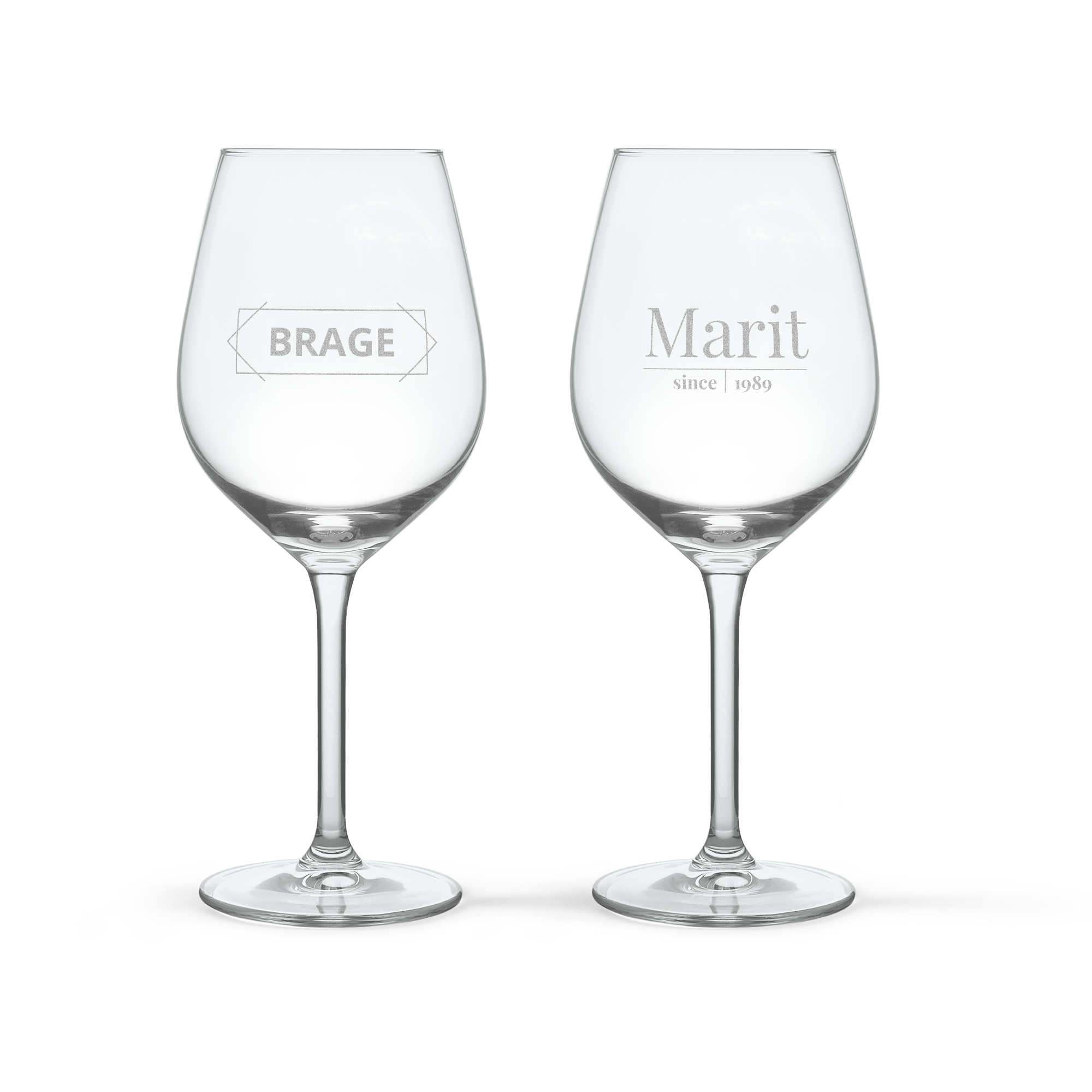 To inngraverte vinglass i glass. Det ene glasset er inngravert med Brage, det andre med Marit since 1989.