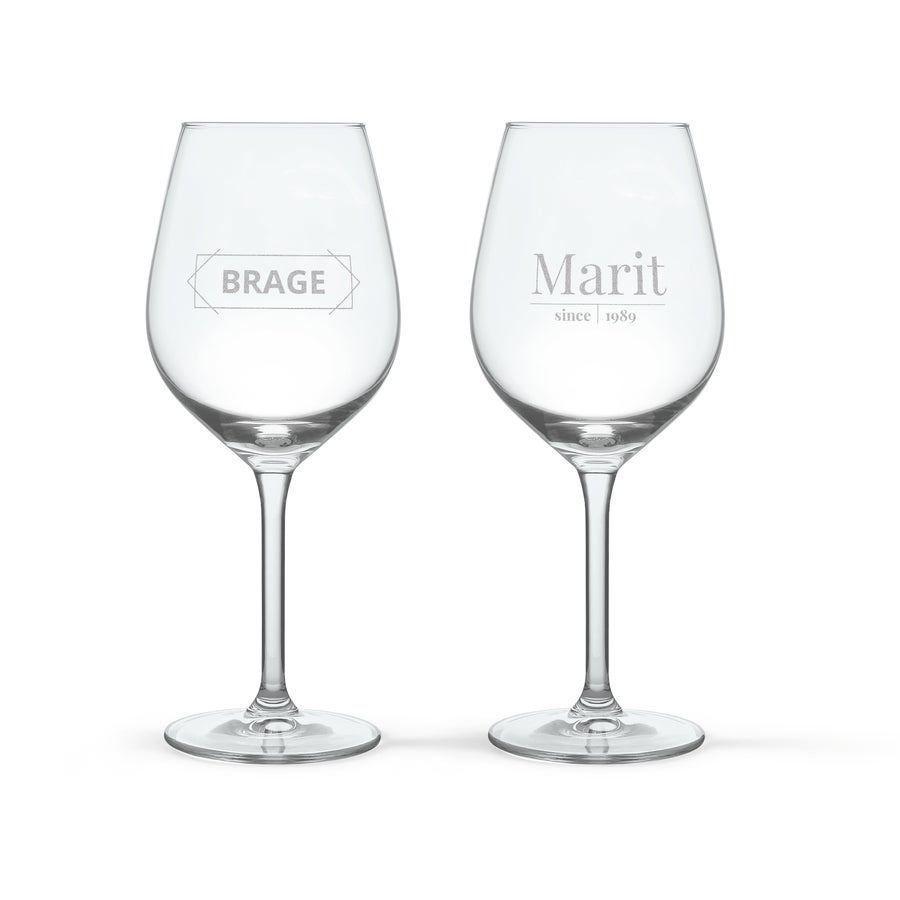 Personlig treveske To inngraverte vinglass i glass. Det ene glasset er inngravert med Brage, det andre med Marit since 1989.