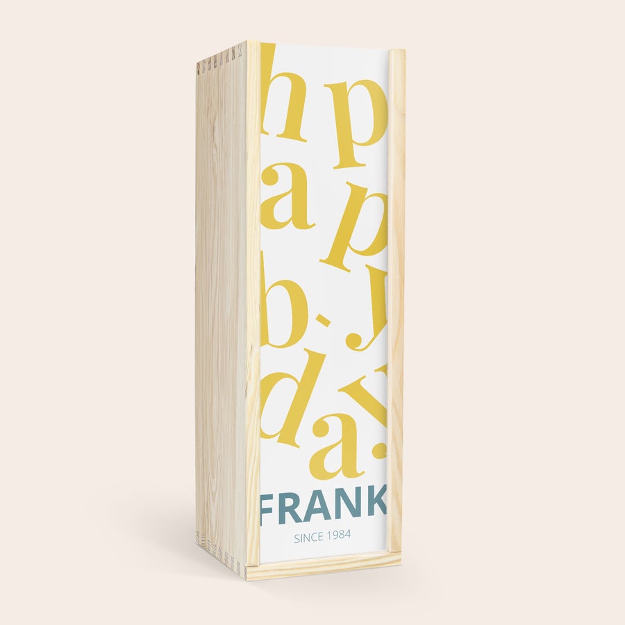 Portwein Graham's 20 Years personalisieren Personalisierte Holzkiste für eine Flasche Graham´s 20 Years Portwein, bedruckt mit gelben "Happy Birthday" Buchstaben und dem Namen Frank, inklusive Jahreszahl 1984.