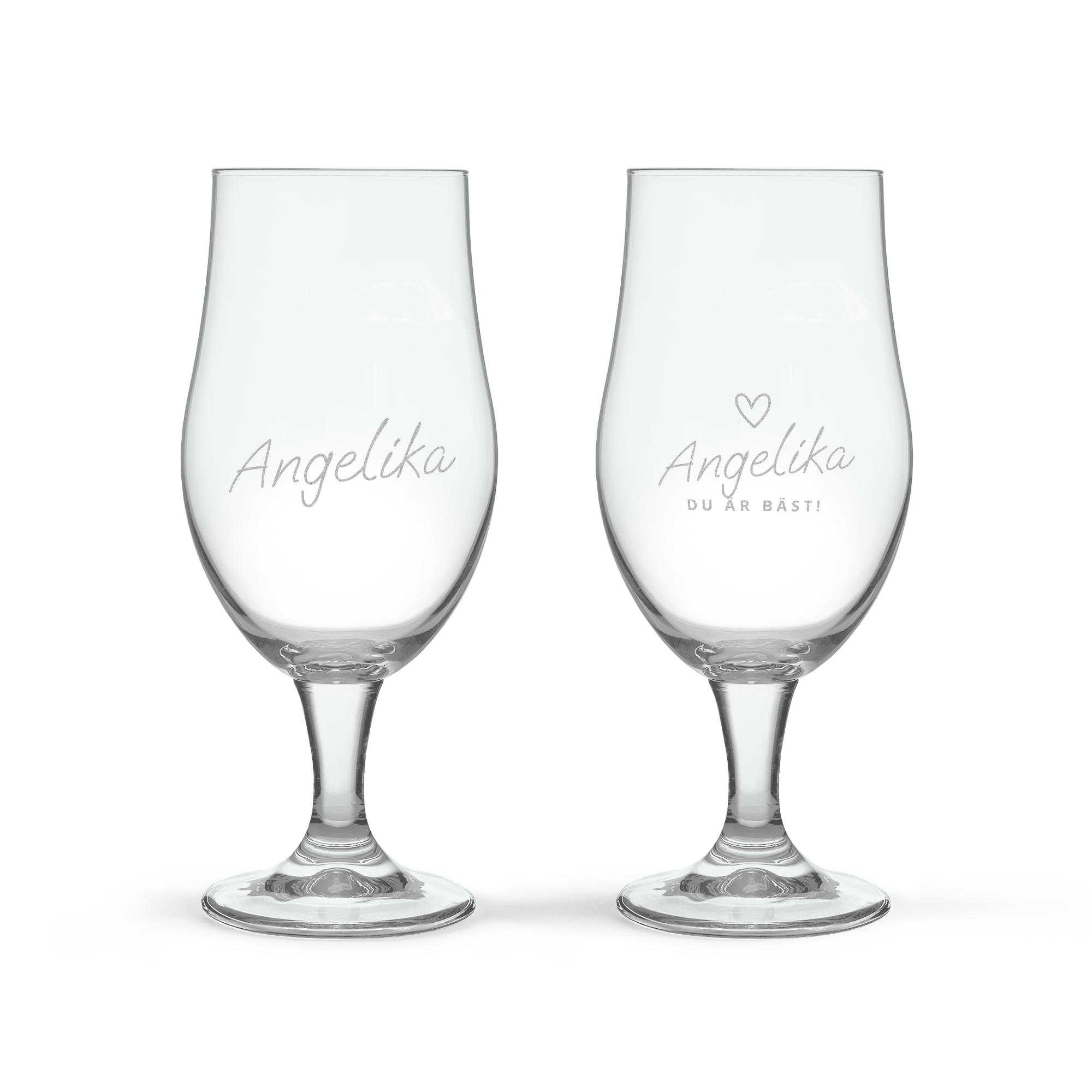 Två graverade hantverksölglas. Det ena med namnet "Angelika" och det andra med texten "Angelika du är bäst" och ett hjärta.