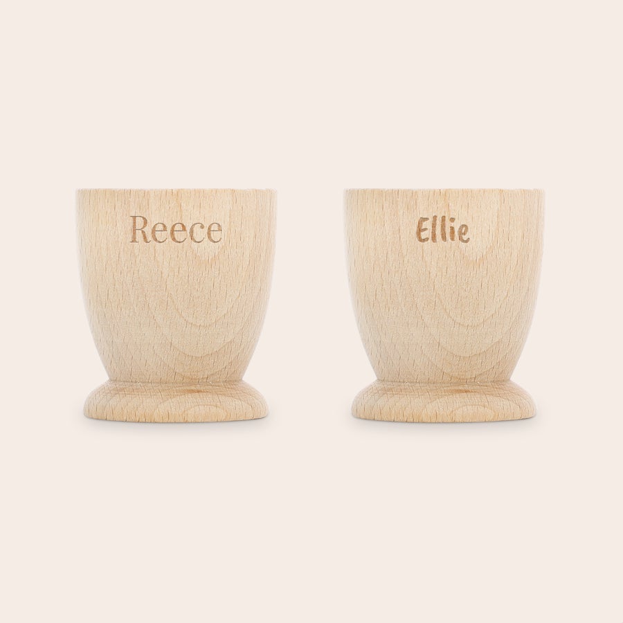 Copo para ovos personalizado Dois copos de ovos personalizados de madeira de faia com nomes gravados, "Reece" e "Ellie" para um café da manhã memorável