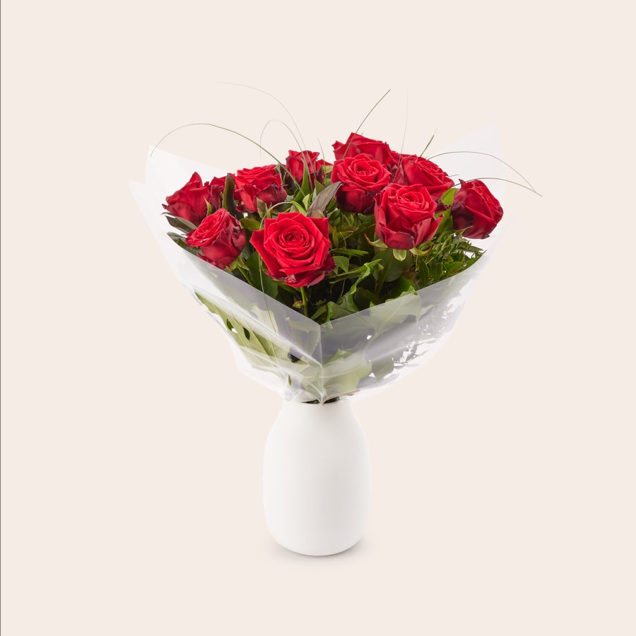 Rode rozen bestellen Boeket van rode rozen in cellofaan, klaar om te bezorgen met een persoonlijk cadeaukaartje.
