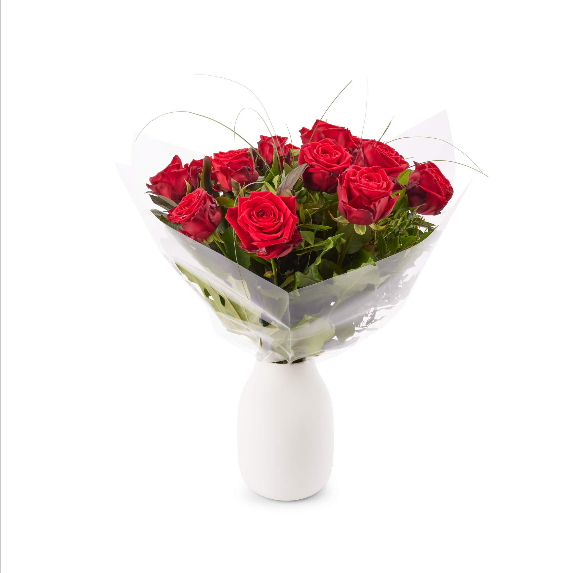 Ein schöner Strauß roter Rosen, in transparenter Folie verpackt und bereit zur Lieferung mit einer kostenlosen Geschenkkarte