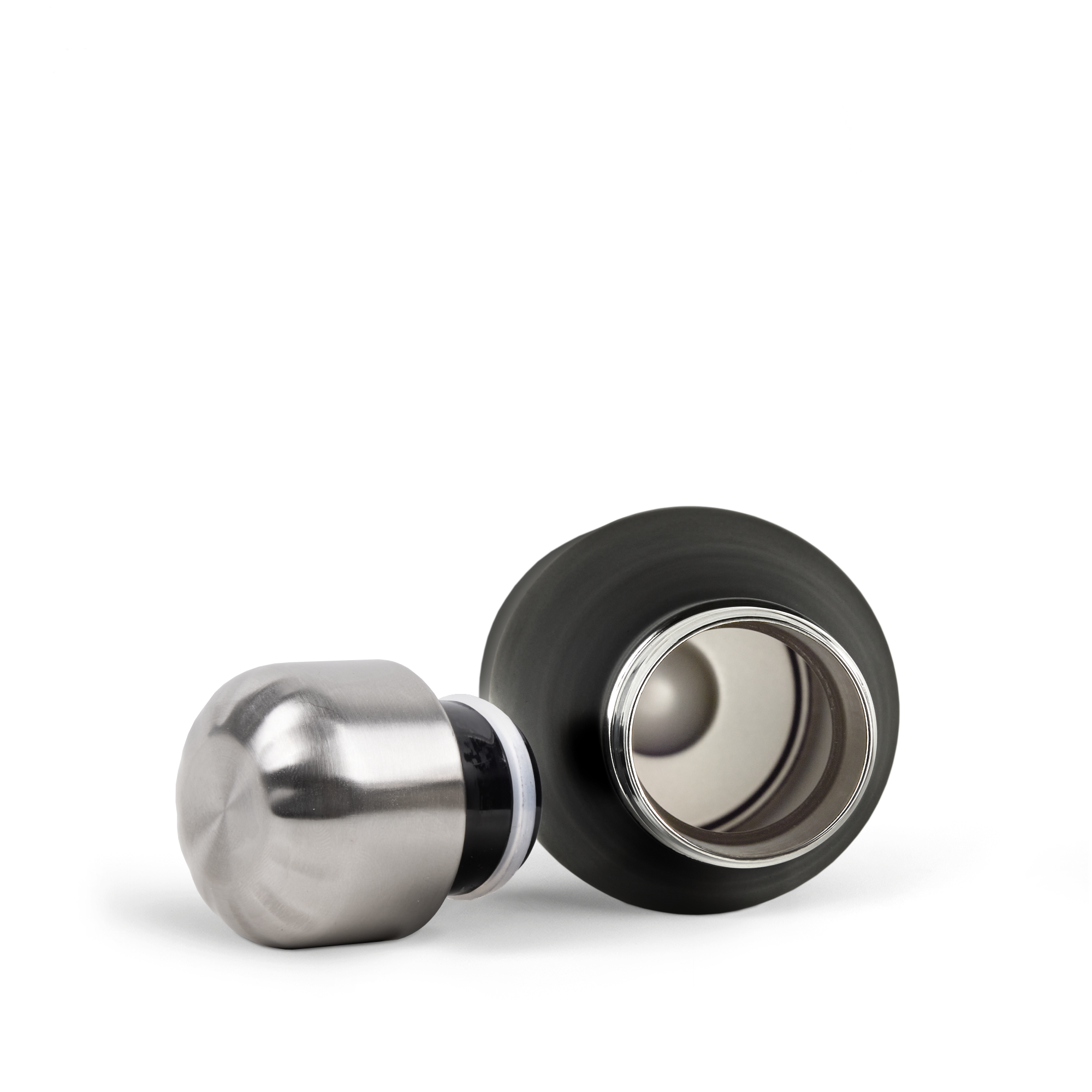 Bouteille thermos noire personnalisée avec votre nom, le bouchon dévissé et la bouche ouverte