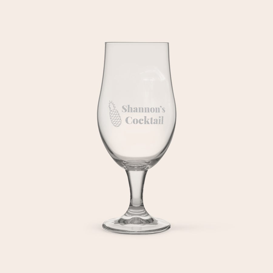 Pina Colada cocktailglass med navn Personlig gravert pina colada-glass med teksten Shannons Cocktail og et ananasmønster.