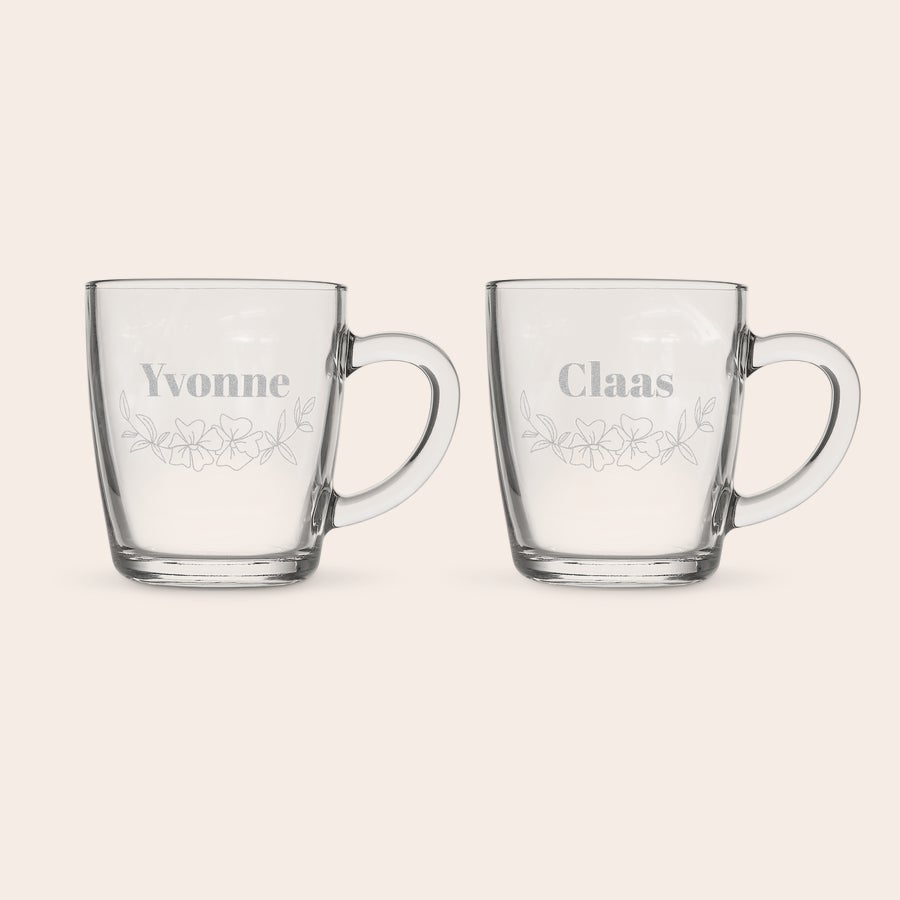Teeglas mit Gravur Zwei Teegläser aus Glas, graviert mit floralem Design und den Namen Yvonne und Claas, für Teeliebhaber