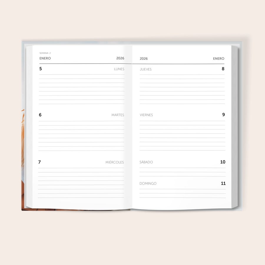 Agenda personalizada Agenda personalizada 2026 abierta mostrando la semana del 5 al 11 de enero, con espacio para organizar y añadir fotos.