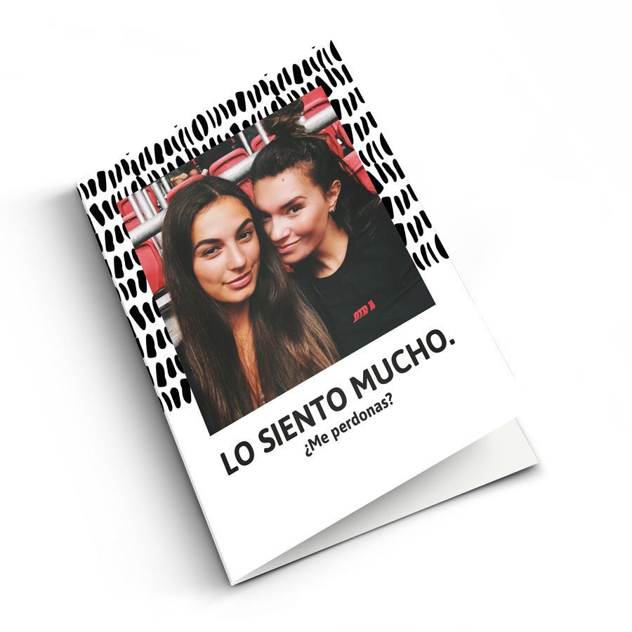 Tarjeta postal personalizada con foto de dos mujeres, impresa con texto "LO SIENTO MUCHO. ¿Me perdonas?" para pedir disculpas.