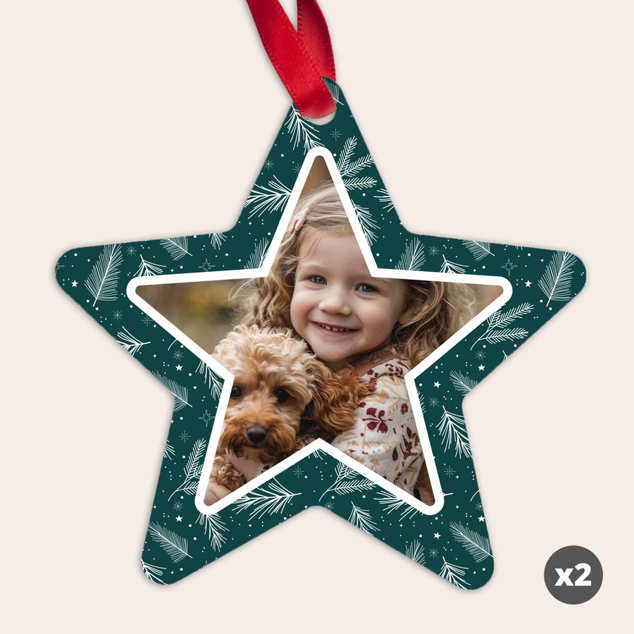 Julgranspynt Grön julstjärnedekoration i aluminium med vita grankvistar, tryckt med foto av ett barn och en hund, rött band. Överraska dem med unika juldekorationer i aluminium med ditt foto och din text!