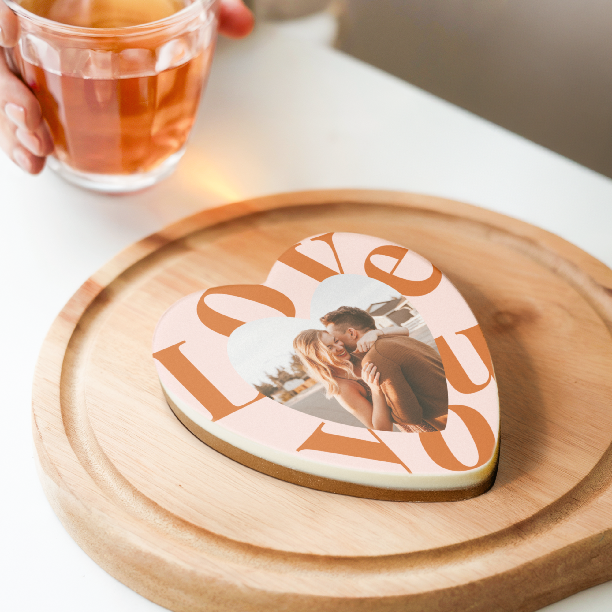 Cartão de chocolate em forma de coração com foto personalizada e letras LOVE, feito para saborear