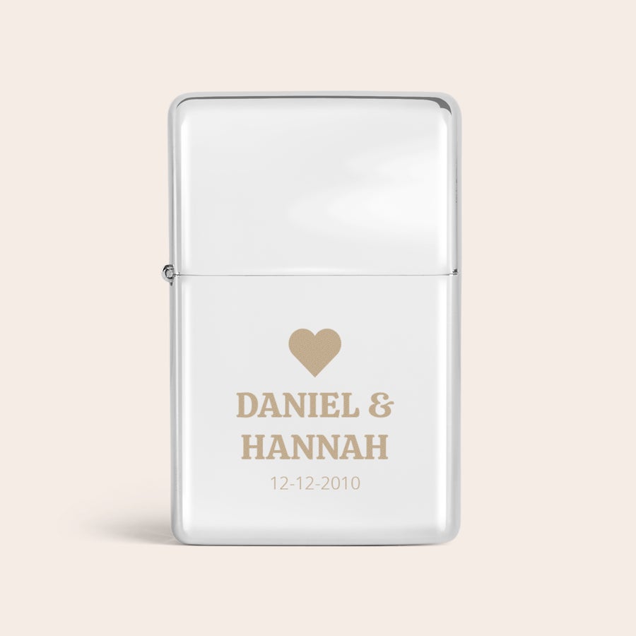 Öngyújtó Gravírozott névre szóló öngyújtó szívvel, "DANIEL & HANNAH" nevekkel és "12-12-2010" dátummal testreszabva.