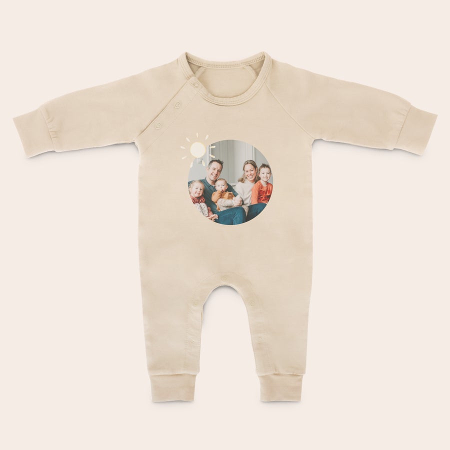 Grenouillère bébé personnalisé Dors-bien personnalisée beige à manches longues, imprimée avec une photo de famille.