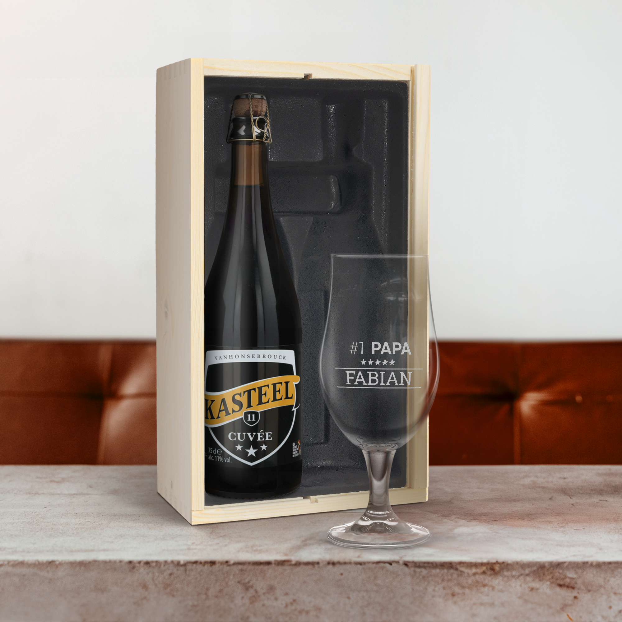 Bierpaket mit graviertem Glas #1 Papa Fabian und Spezialbier Kasteel Cuvée in einer Holzkiste
