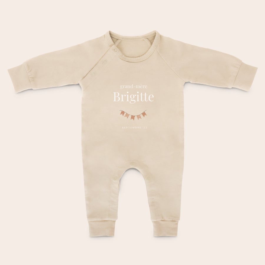 Grenouillère bébé personnalisé Dors-bien personnalisée beige imprimée grand-mère Brigitte septembre 22, idéal pour étirer et donner des coups de pied avec ses jambes potelées