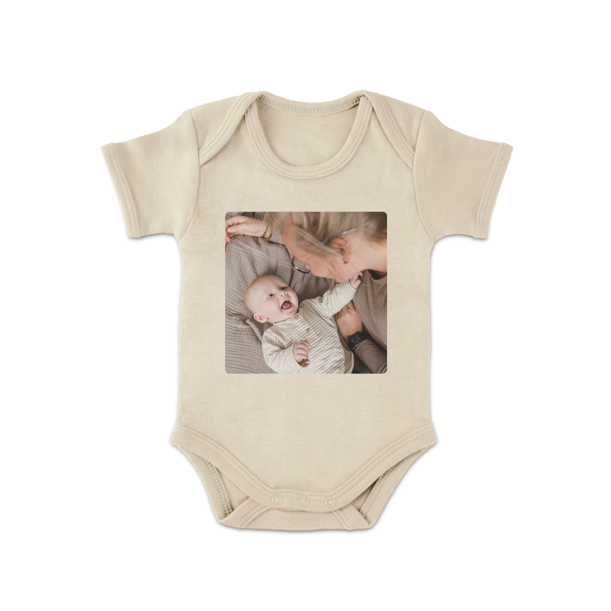 Beige personlig babybody med eget tryck, tryckt med ett foto på en glad bebis och en vuxen.