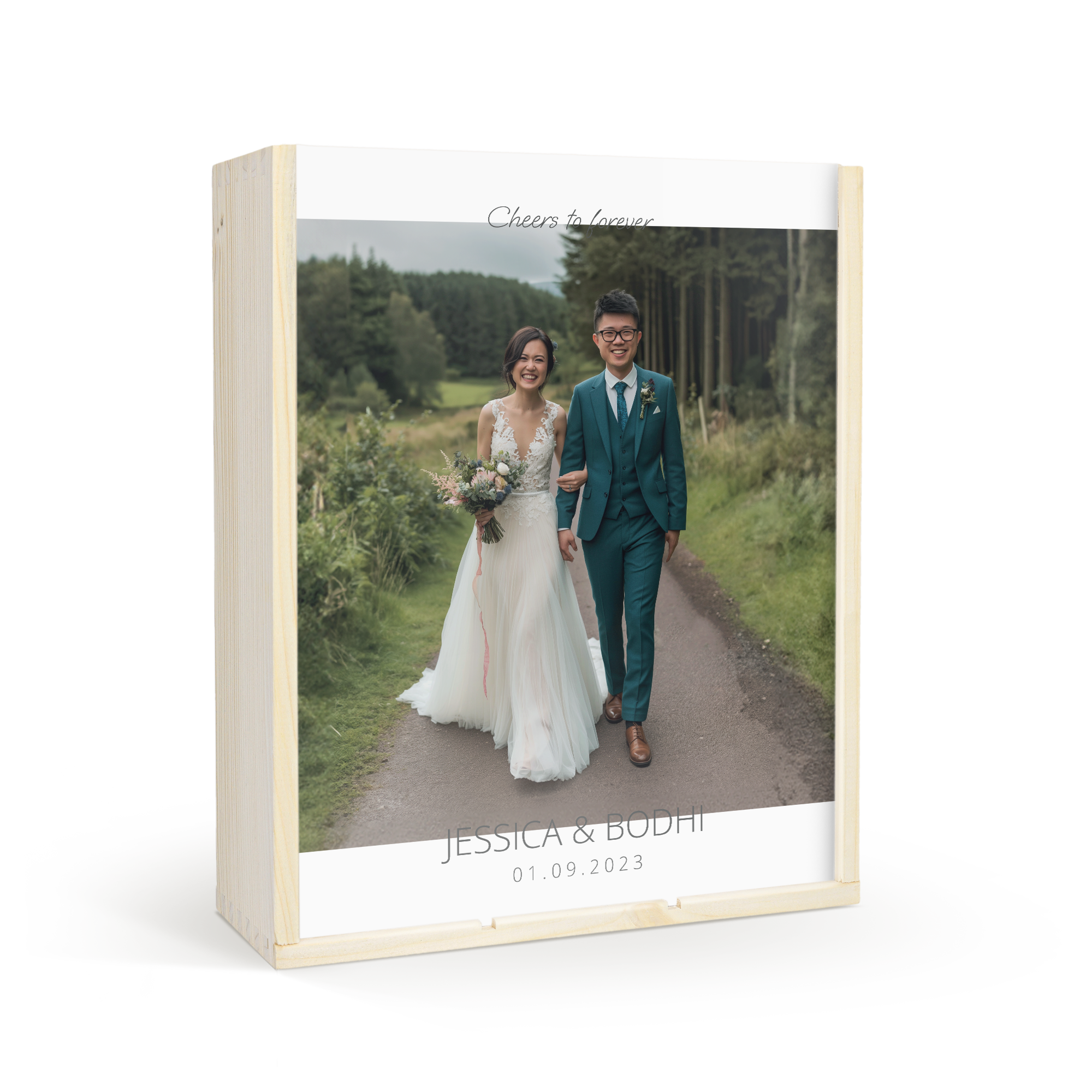 Set de regalo de vinos Luc Pirlet con caja personalizada con una foto de boda y los nombres Jessica y Bodhi y la fecha 01.09.2023.