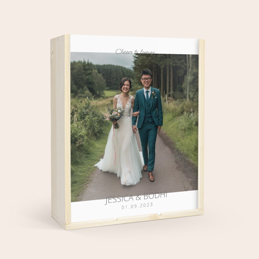 Personalised Wine Gift Set - Maison de la Surprise Personalized wooden wine case printed with a photo of a couple and names and a date for a special surprise