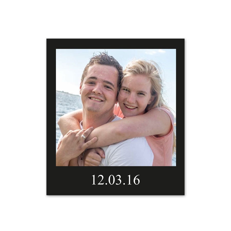 Zdjęcie retro z uśmiechniętą parą i datą 12.03.16, uchwyć najpiękniejsze chwile w zdjęciach retro