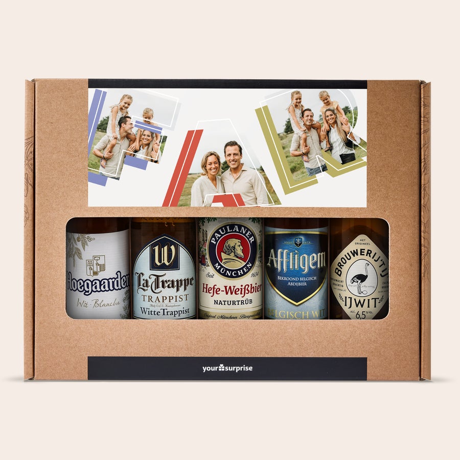 Øl gaveæske med personlig hilsen og billede - Fars Dag Et personligt øl-gavesæt til fars dag med fem flasker øl og et foto printet på gavesættets låg.