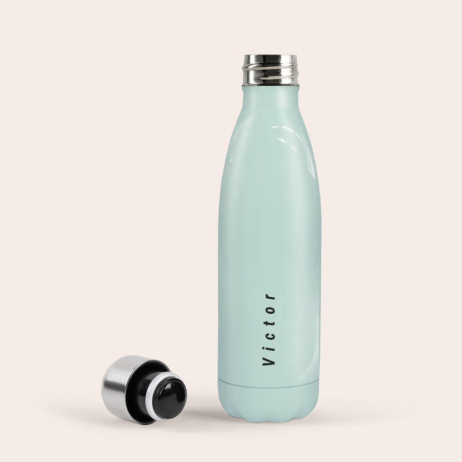 Gourde Isotherme personnalisable Gourde isotherme personnalisée vert menthe, imprimée avec le prénom Victor, et bouchon argenté à côté