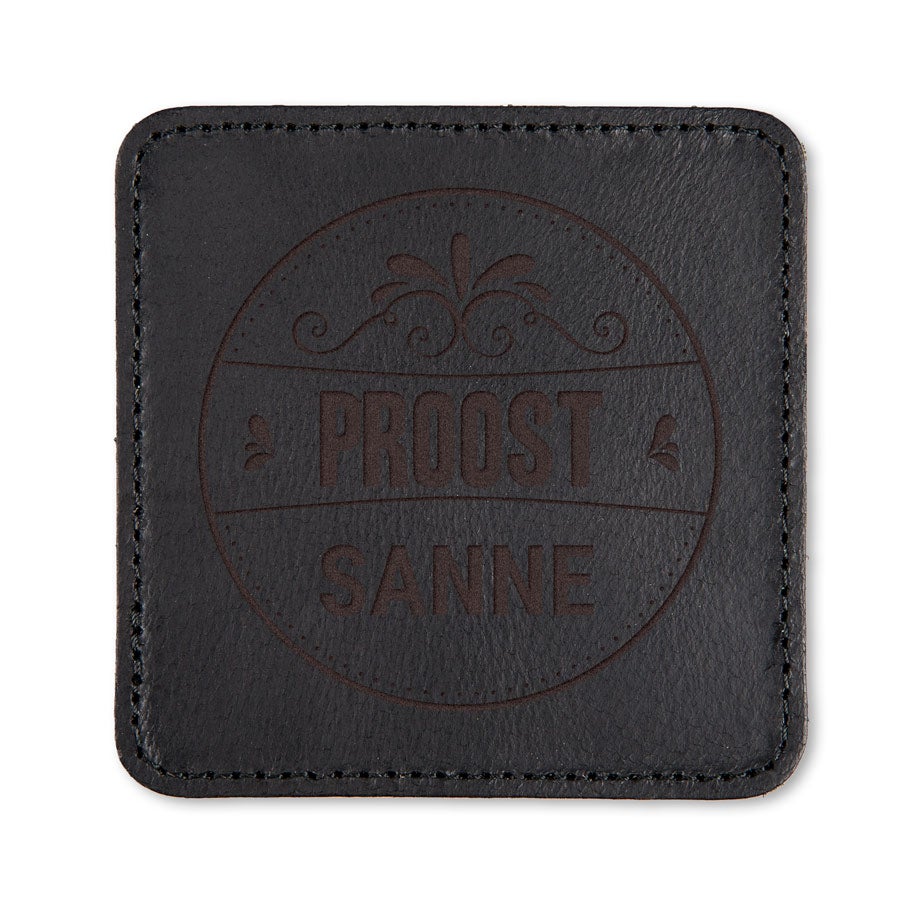 Leren onderzetter - Zwart gegraveerd met de tekst Proost Sanne en een sierlijk motief
