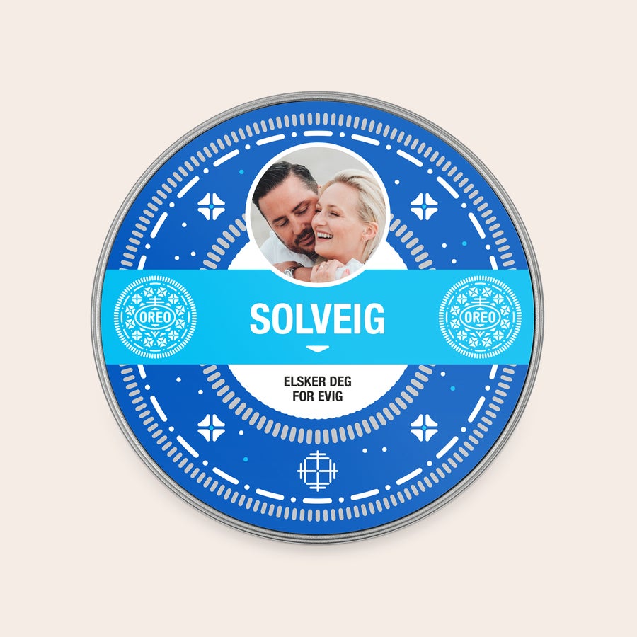 Gaveboks med Oreos Rund gaveboks fylt med Oreo, med et trykt bilde av et par, navnet Solveig og teksten "Elsker deg for evig".