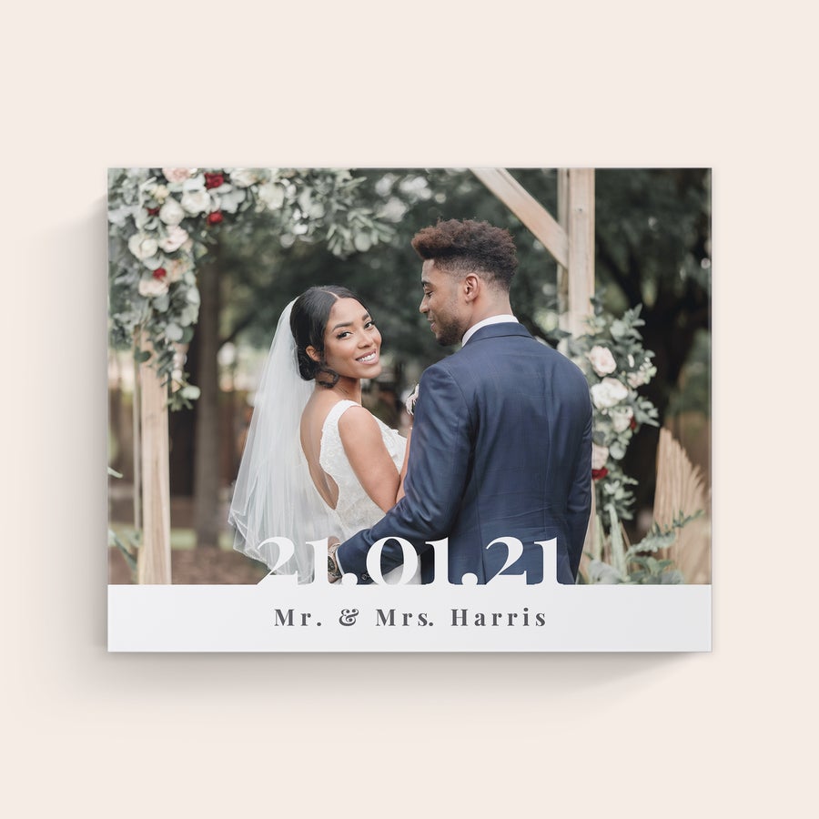 Obraz na plátne Plátno s potlačenou svadobnou fotografiou páru a textom 21.01.21 Mr. & Mrs. Harris, vaše najkrajšie fotografie vytlačíme na skutočnom plátne.