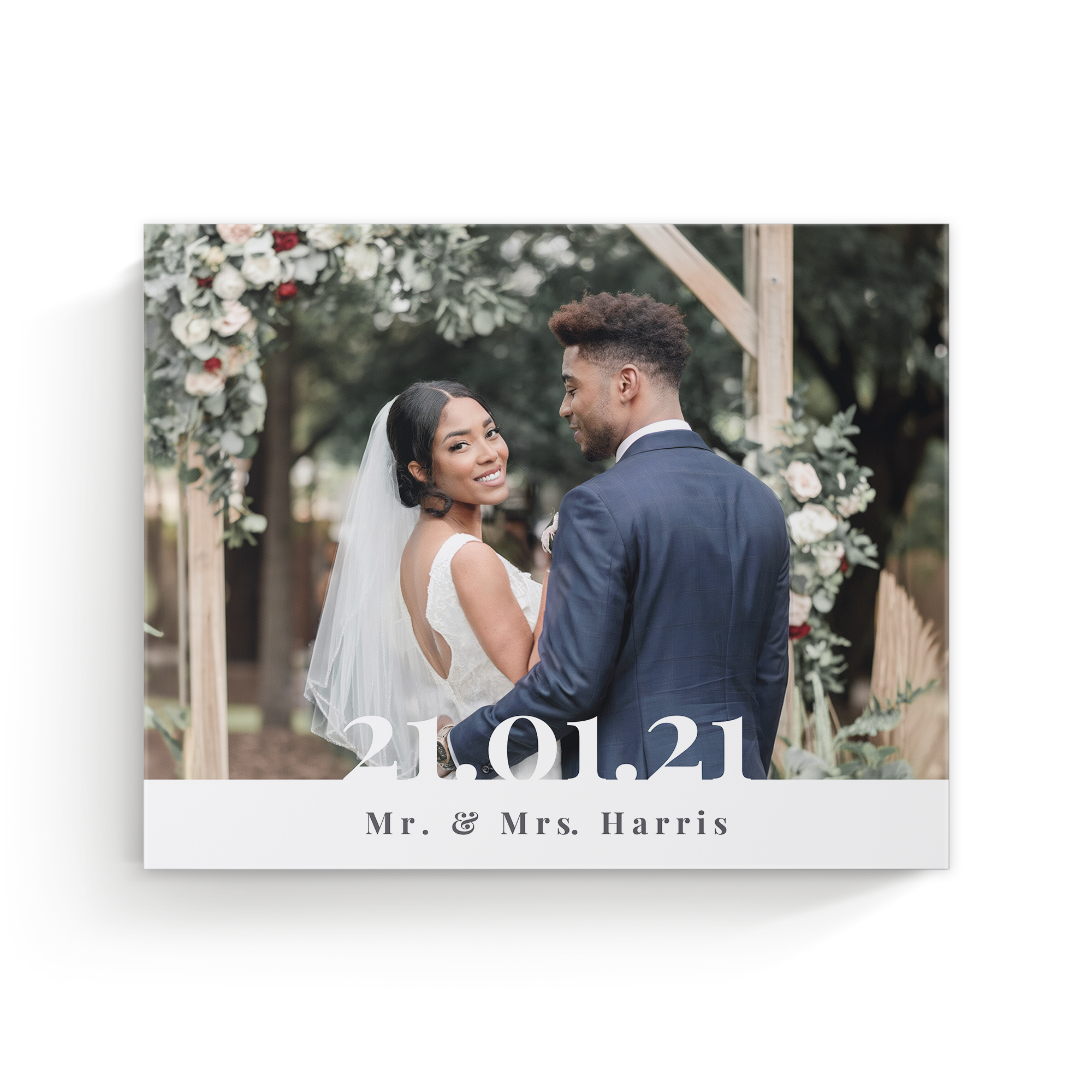 Esküvői fotó vászonra nyomtatva Mr. & Mrs. Harris névvel és 21.01.21 dátummal. Kinyomtatjuk a legszebb fényképeit egy valódi vászonvászonra.
